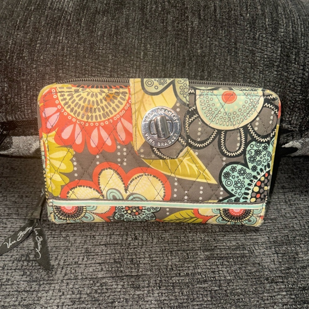 Vera Bradley Turn Lock Zip Around Wallet Quilted Floral - Picture 2 of 9